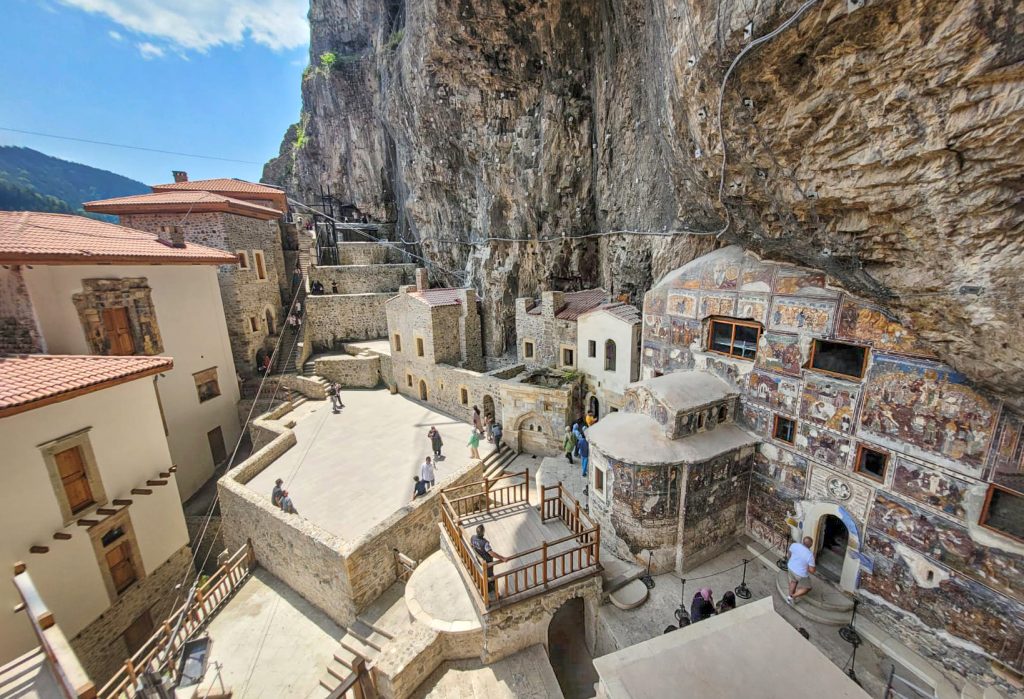 Sümela Manastırı avlusu ve freskli duvarlar