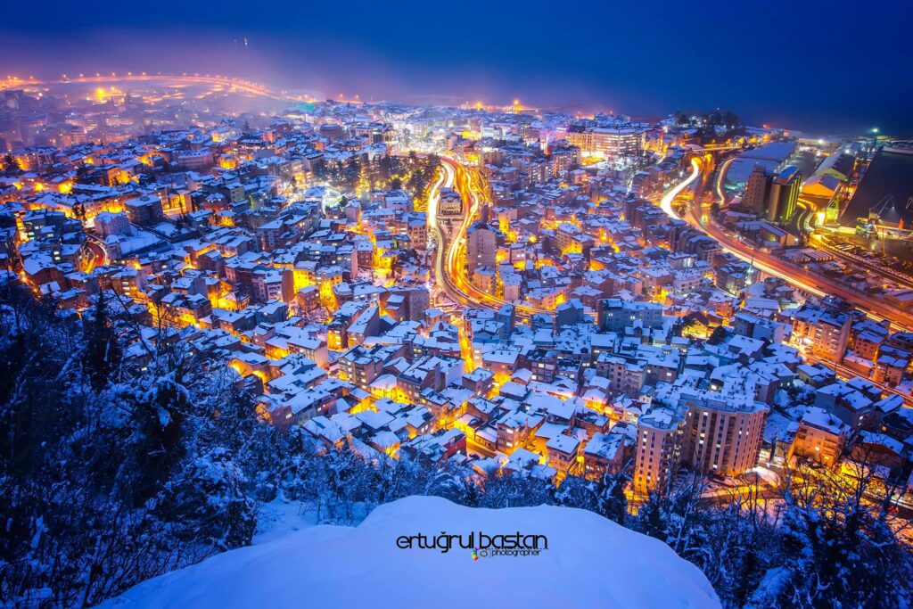 Boztepe'den gece ışıklarıyla Trabzon manzarası