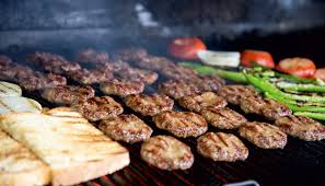 Izgarada pişen Akçaabat köfte ve sebzeler