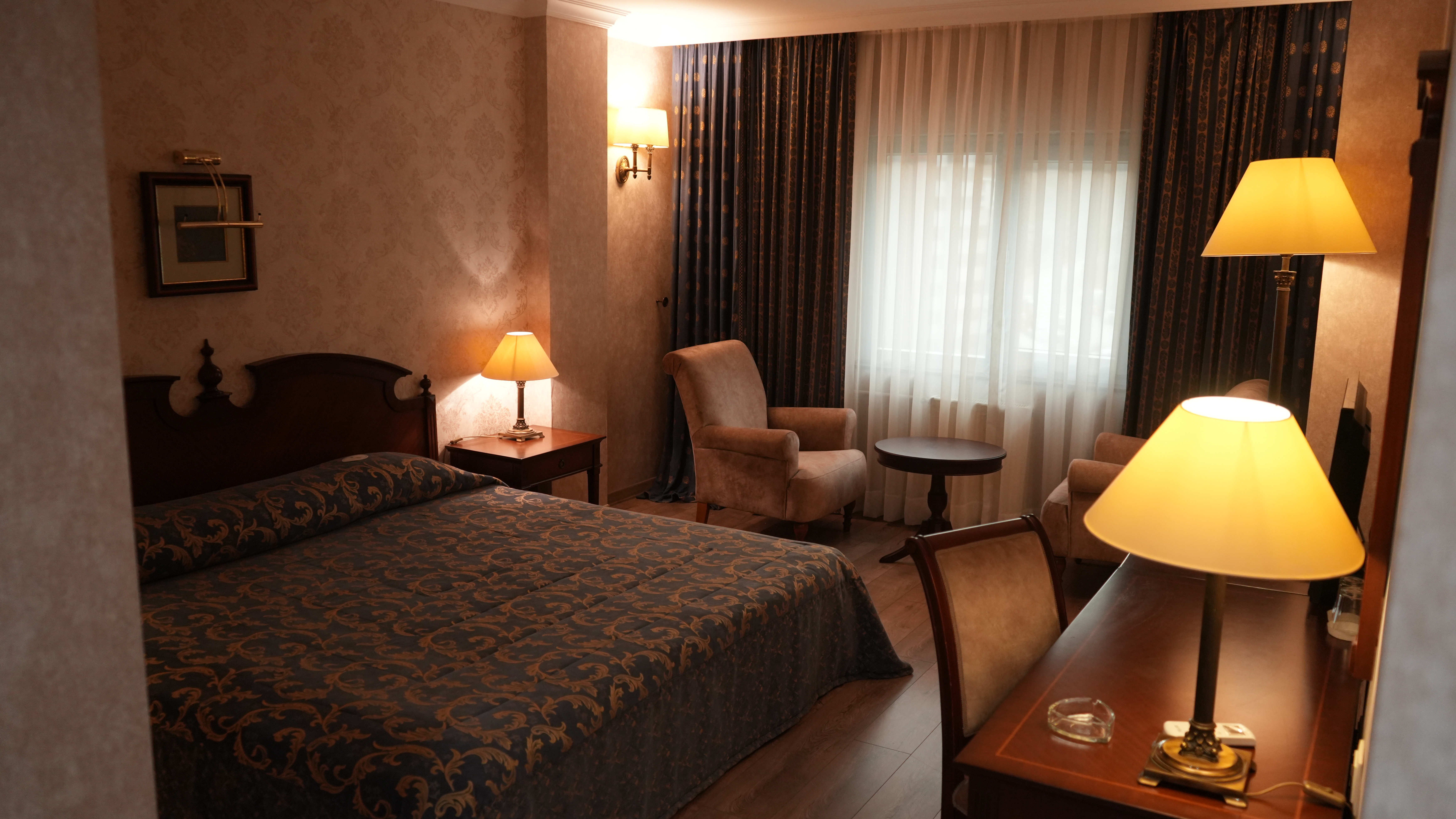 Ex. geniş çift kişilik yataklı King suit oda