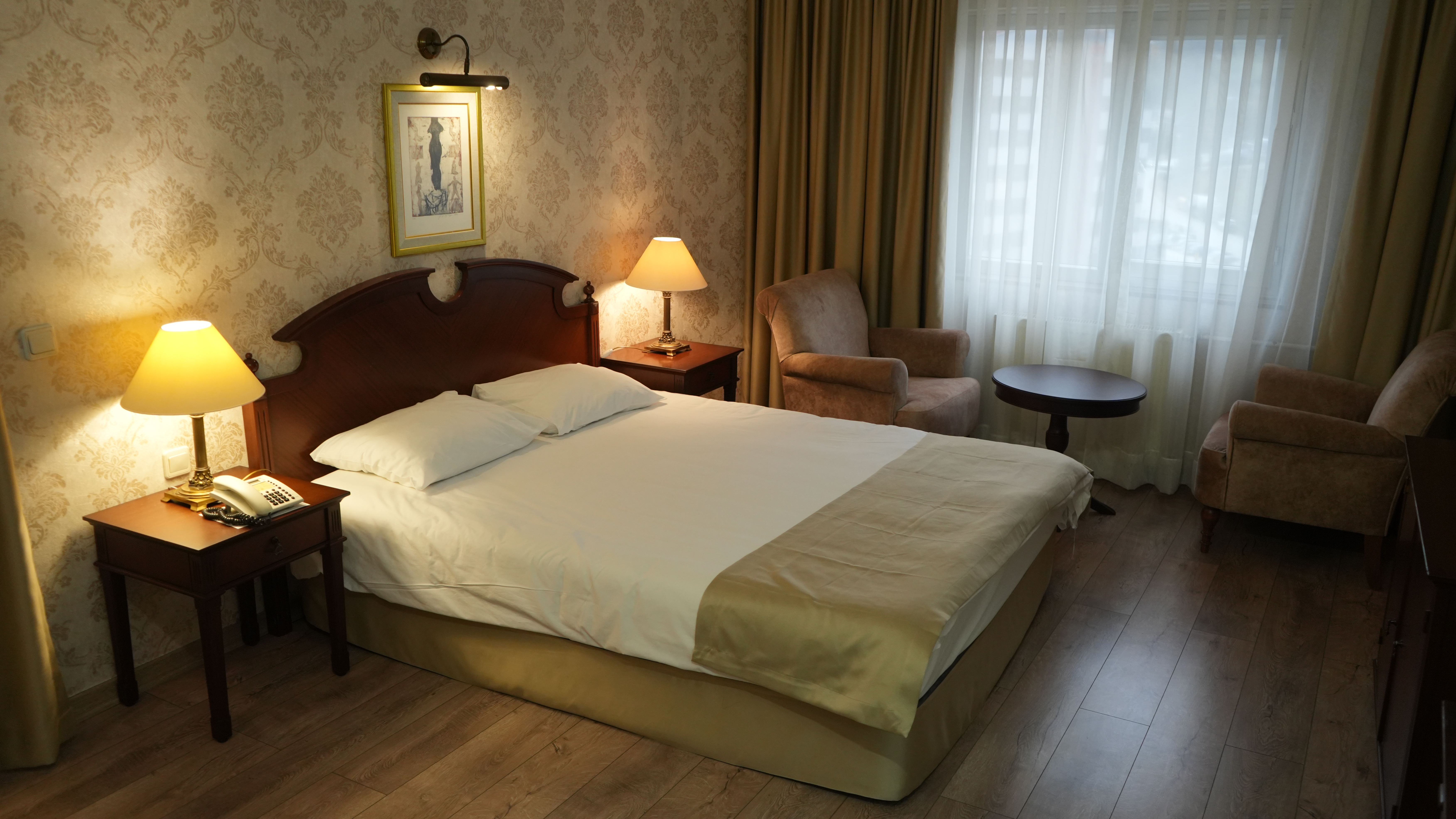 Çift kişilik yataklı ve oturma alanlı suit oda