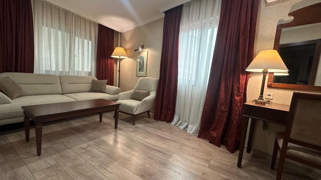 Suite oda oturma alanı görünümü